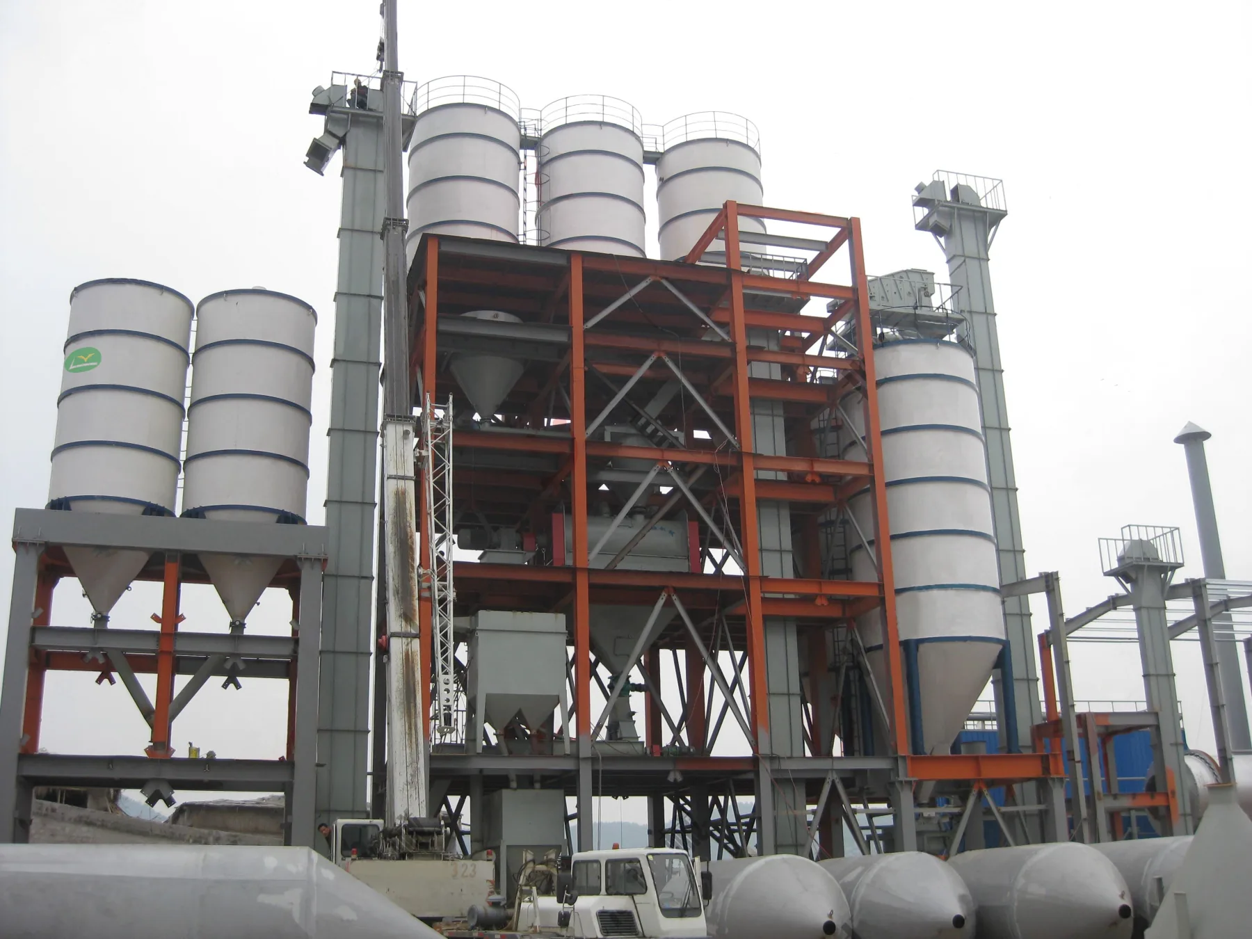 Industrial dry mortar production plant with silos, dosing and mixing equipment
