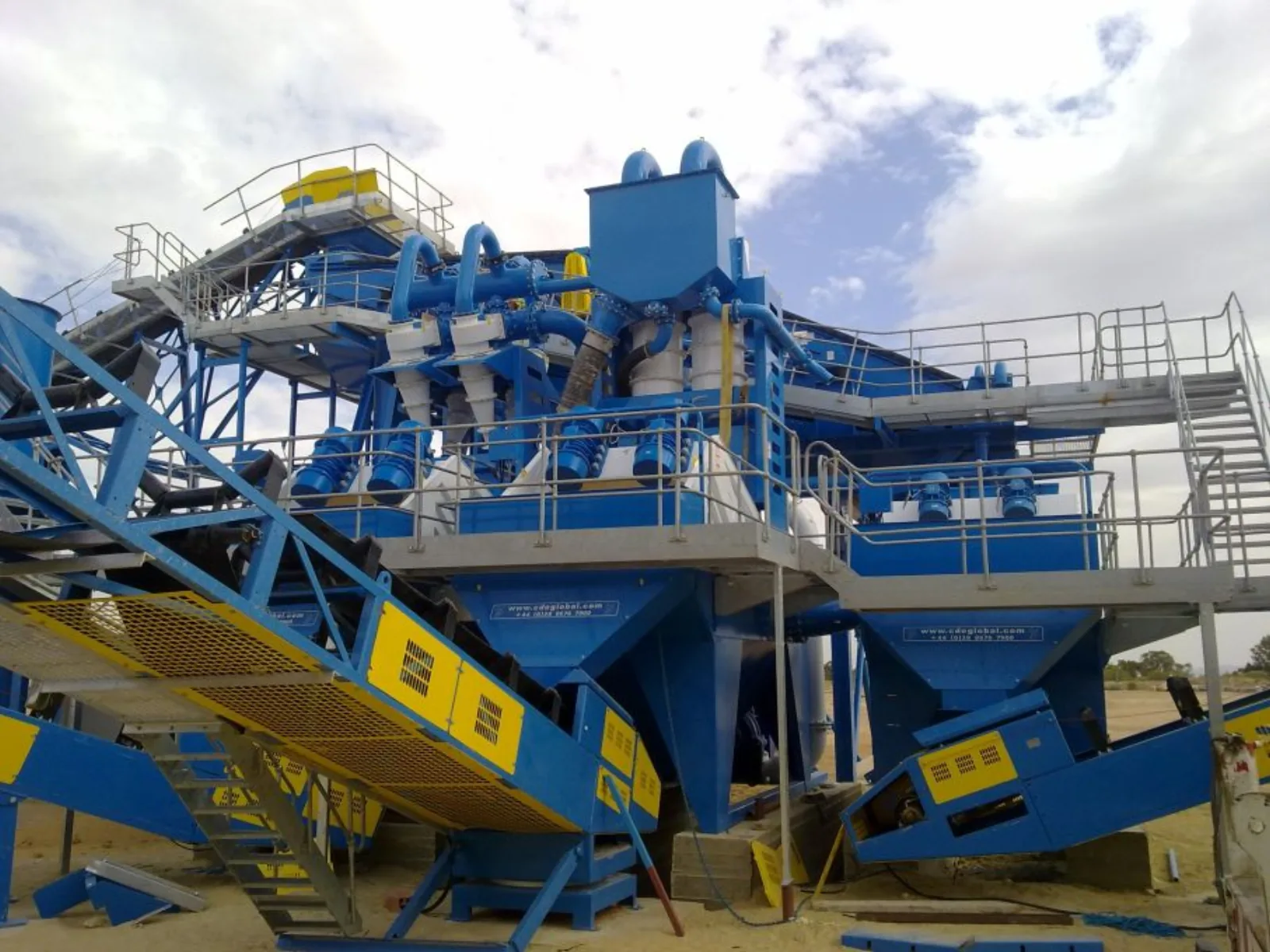 Silica sands washing plant with conveyors and stockpiles